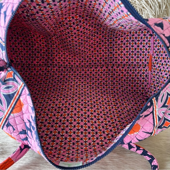 VERA BRADLEY Love Me… Large Duffle Bag 2 Handles Zip Top Pink Blue Daisies 2010 - Picture 10 of 12